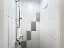 Asunnossa on myös erillinen suihkutila