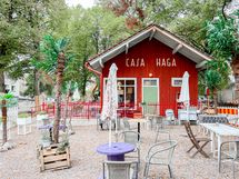 Alueella on viihtyisiä ravintoloita ja kahviloita kuten nurkan takaa löytyvä Casa Haga.