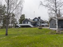 Kaunis talo ja piha-alue