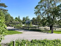Lähellä kivoja pikkupuistoja. Mustikkamaan ulkoilureiteille vähän reilu 1 km.