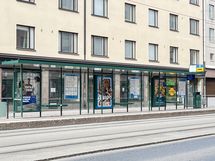 Kulkuyhteydet ovat erinomaiset, niin metrolla, ratikalla kuin bussillakin.