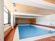 Taloyhtiön saunatiloissa uima-allas.