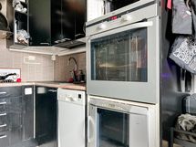 Uuni on ergonomisella korkeudella ja sen alapuolella viinikaappi!