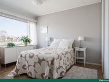 Makuuhuoneen ikkuna länteen
