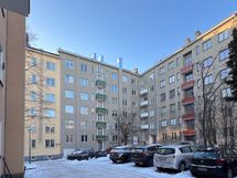 Omalla tontillaan seisovaa yhtiötä on pidetty kunnossa säännöllisin korjauksin.