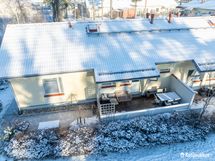 Terassilta kulku taloa kiertävälle kivetykselle