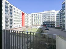 Näkymät asunnosta sisäpihan puoleen kaakkoon.