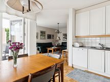 Keittiötila, käynti parvekkeelle