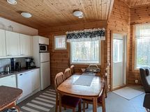 Keittiö ja olohuone yhtenäistä tilaa