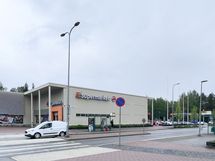 Ruokakauppoja useampikin alle 1km päässä asunnolta.