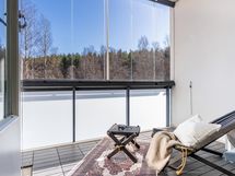 Aurinkoinen lasitettu terassiparveke