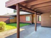 Julkisivua etupihalta