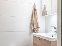 Erillinen WC-tila on uusittu myös tyylikkääksi linjasaneerauksen yhteydessä.