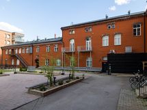 Vasemman puoleinen parveke kyseisen asunnon parveke