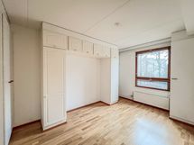 Makuuhuone on kivan kokoinen, kaappien väliin mahtuu 160cm sänky