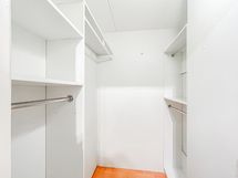 Vaatehuone tuo lisää säilytystilaa.