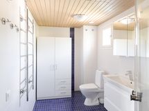 Yläkerran kylpyhuone ja sauna