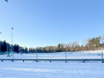 Alueella on urheilukenttä ja kävelyreittejä