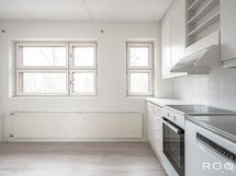 Avarat ikkunapinnat tuovat keittiöön runsaasti luonnonvaloa.