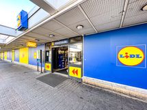 Kontulan ostari palveluineen sijaitsee noin 300 metrin päässä.