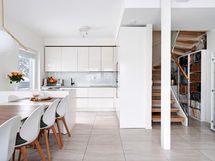 Keittiö on yhdistettynä ruokailutilaan ja oleskelutilaan.