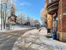 Lähiympäristössä liikennöi niin busseja kuin ratikoitakin.