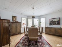 Alakerran makuuhuone ruokailutila käytössä