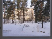 Ikkunanäkymä yhtiön pihalle