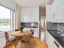 Raikkaassa keittiössä on hyvin kaappi- ja laskutilaa