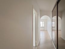 Eteiskäytävässä on iso liukuovikaapisto.