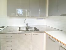 Keittiön hana on uusi ja liitännät astianpesukoneelle.