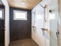 Kylpyhuoneessa on kaksi suihkua