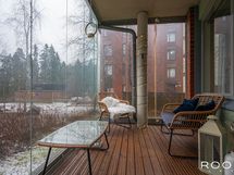 Asunnon lasitettu terassiparveke avautuu itään ja länteen.