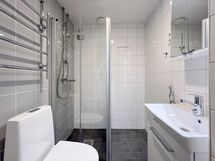 Kylpyhuone on hyvässä kunnossa putkiremontin jäljiltä ja pesukoneellekin on paikkansa.