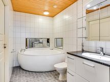 Ylellinen kylpyhuone poreammeella