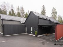 Autokatos on talon sisäänkäynnin yhteydessä.