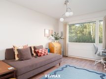 Olohuoneesta on vehreät näkymät