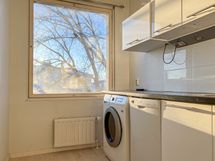 Pyykinpesukone löytyy keittiön puolelta.