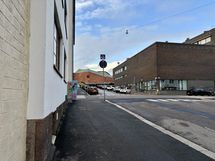 Kulttuuritalo ja Linnanmäki pilkottavat ovensuusta