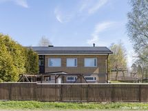 Piha on pääosin aidattu, turvallinen pienten lasten ja lemmikkien kanssa.