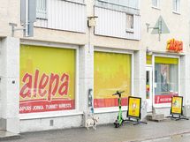 Alepa Vihdintie muutaman minuutin kävelyn päässä.