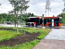Bussit liikennöivät alueella ja myös juna-asemalle on lyhyt kävelymatka.