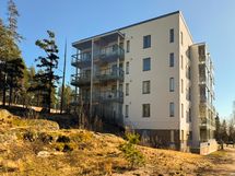 bussipysäkki talon kulmalla