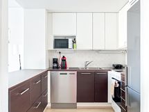 Käytössä reilusti säilytys- sekä laskutilaa ja arkea helpottamassa astianpesukone.