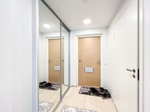 Eteisessä ja kylpyhuoneessa on paljon säilytystilaa