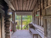 Grillikatoksen ja savusaunan välissä katettu tila, josta lähtee rappuset rantaan.