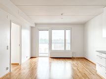 Asunnossa on siisti parkettilattia ja maalatut seinät.