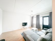 Tilava koti omalla lasitetulla parvekkeella ja rauhallisella sijainnilla.