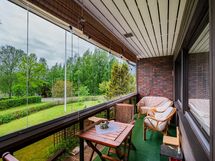 olohuoneesta lasitetulle parvekkeelle