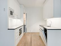 Keittiössä on integroidut kodinkoneet, mm astianpesukone ja keraaminen liesi.